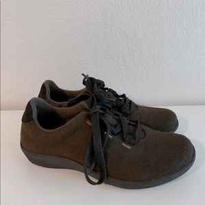 Earth Origins Loretta Olive Felt Sneakers